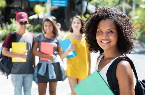 A group of student outside in the sun.